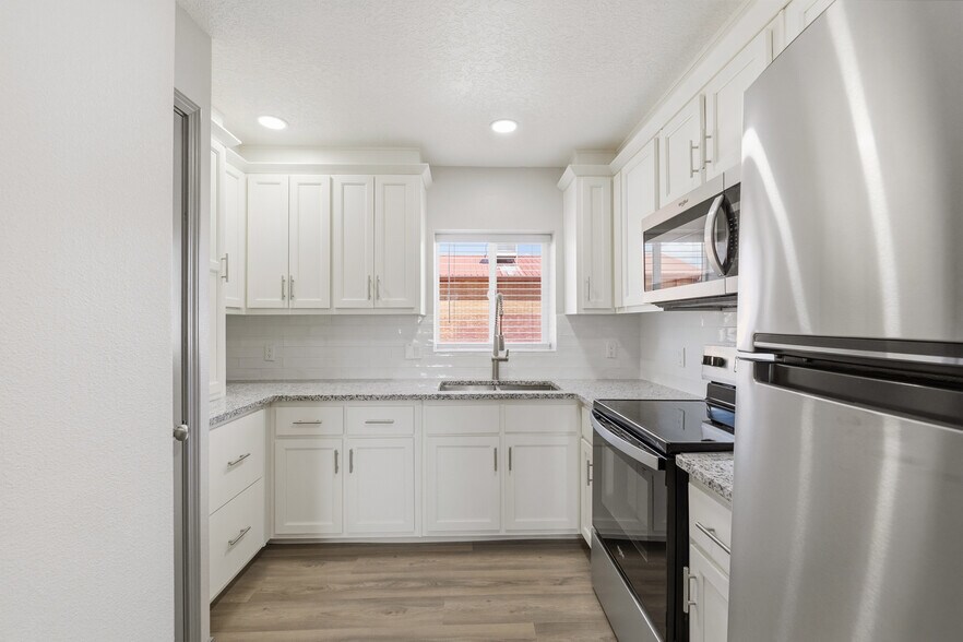 Building Photo - 855 W Castillo Ave