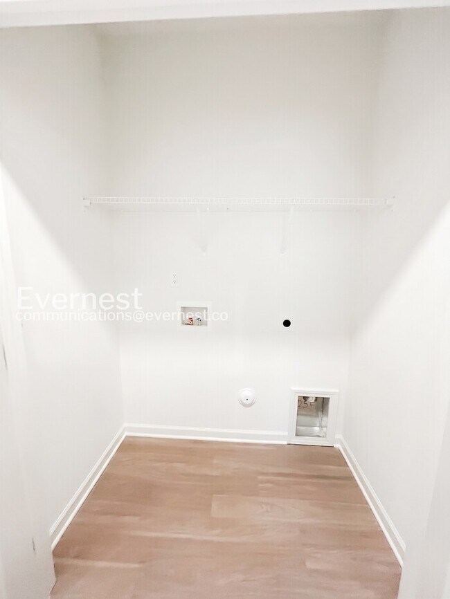 Building Photo - 3 Bed/2 Bath Home with Off-Street Parking / Pet-Friendly / Vouchers Accepted / Coming Soon!