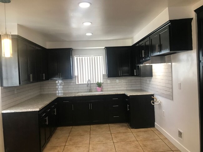 Building Photo - 561 W 17th St