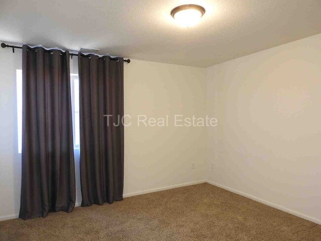 Building Photo - MOVE IN  SPECIAL