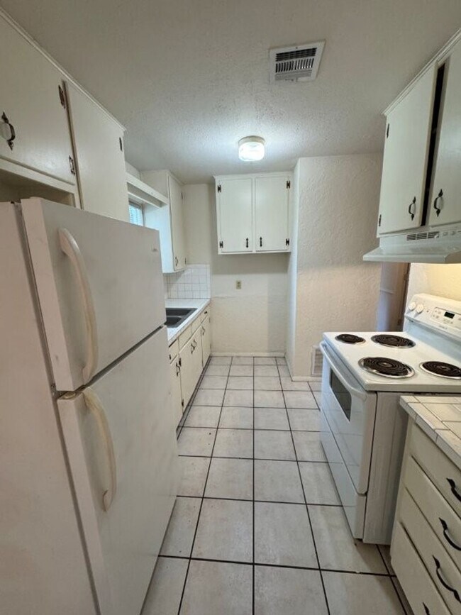 Building Photo - 4-bedroom garage conversion, cute and clea...