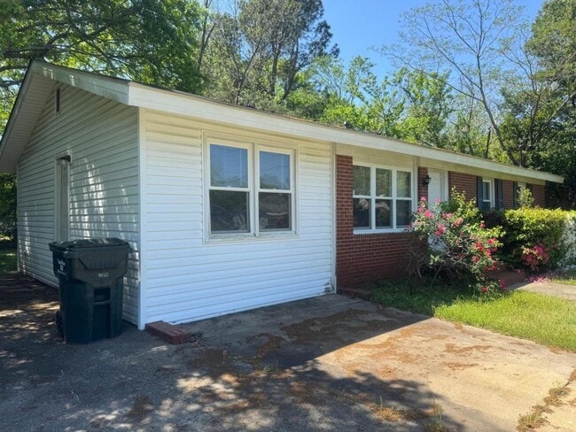 Building Photo - 413 Sarah Dr