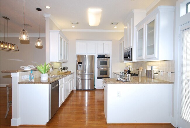 Building Photo - 2410 Dorrington St