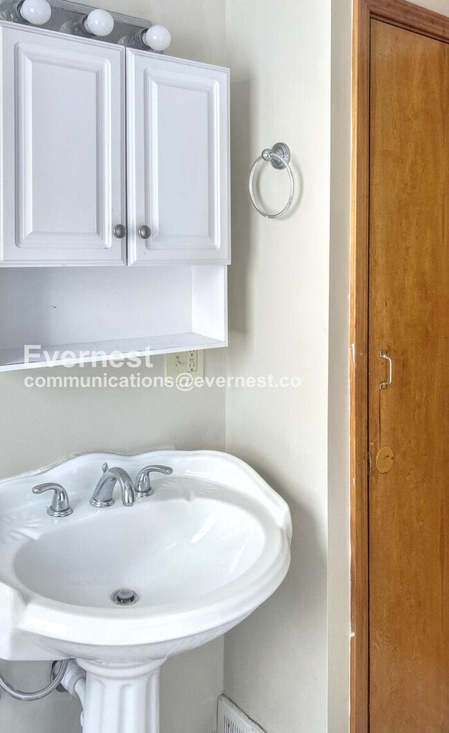 Building Photo - SPECIAL OFFER!! 3 Bed/2 Bath Home with Detached Garage / Pet-Friendly / Vouchers Accepted / Avail...