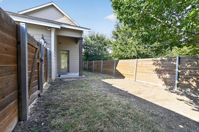 Building Photo - 5800 Baythorne Dr