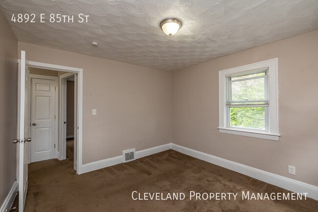 Building Photo - Wonderfully Renovated Colonial