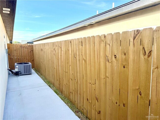 Building Photo - 2705 Brookside Bend St