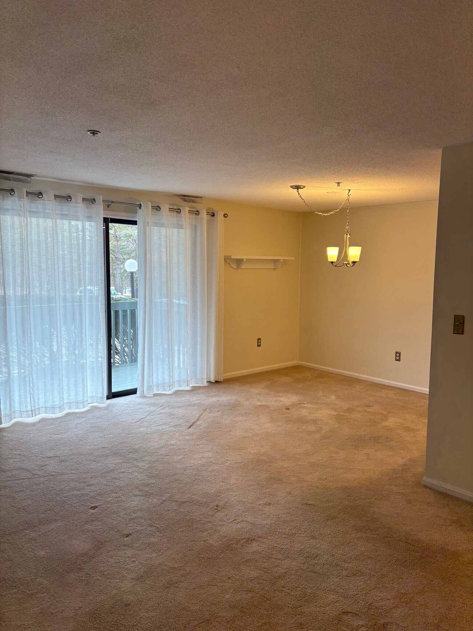 Building Photo - 12 Ledgewood Hills Dr