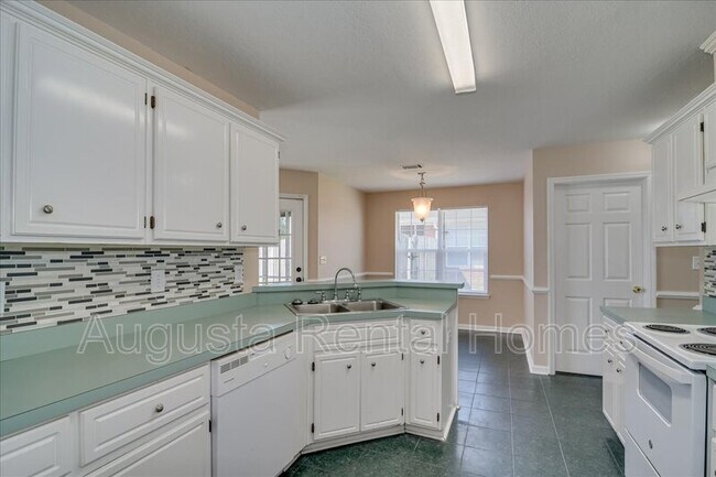 Building Photo - 207 Taylor Cir