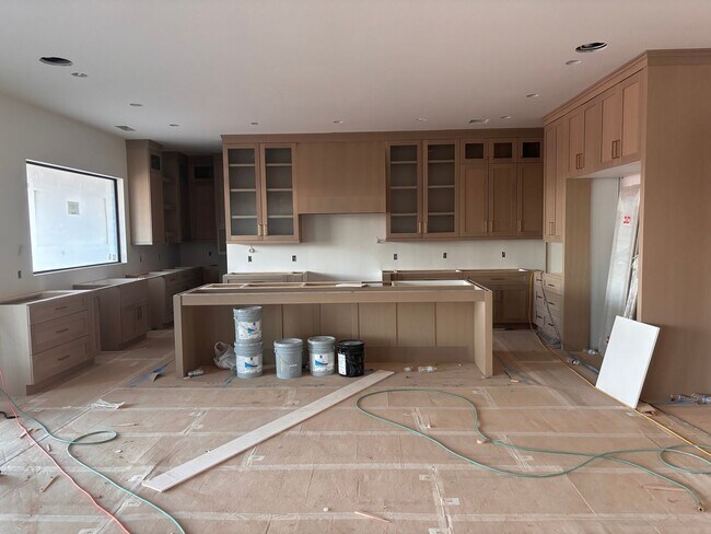 Building Photo - BRAND NEW Gorgeous 6 bed 7 bath with Pool ...