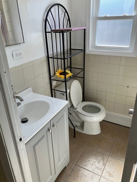 Building Photo - 302 Maple Ave