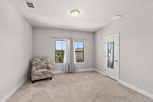 Building Photo - Charming Home Awaits: Spacious & in a Prime Location