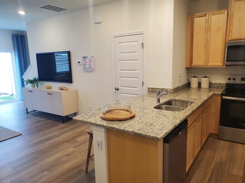 Building Photo - 10637 Brookside Reserve Rd