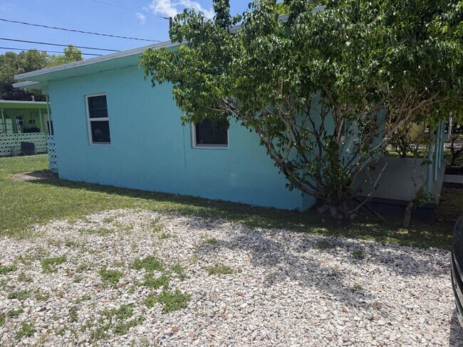 Building Photo - Freshly rehabbed, centrally located 2/1!