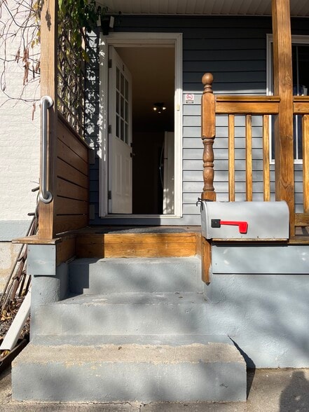 Building Photo - 15 Locust St