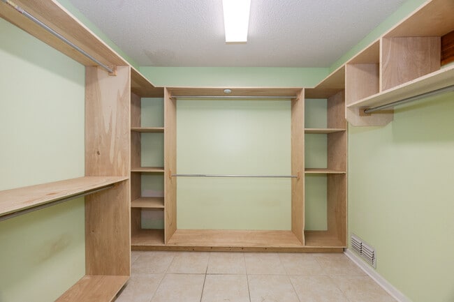 Building Photo - 13442 S Fairview Ave