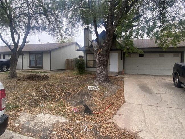 Building Photo - Spacious 3/2 duplex with a garage