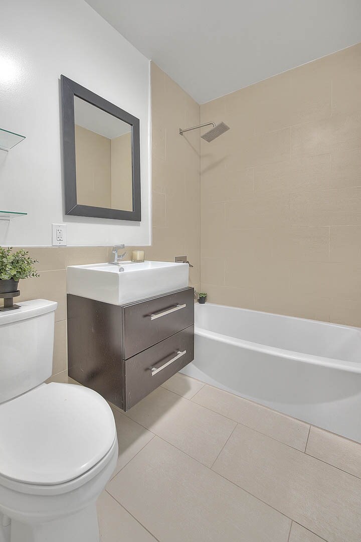 Building Photo - 1952 N Beachwood Dr