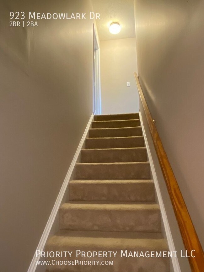 Building Photo - 923 Meadowlark Dr