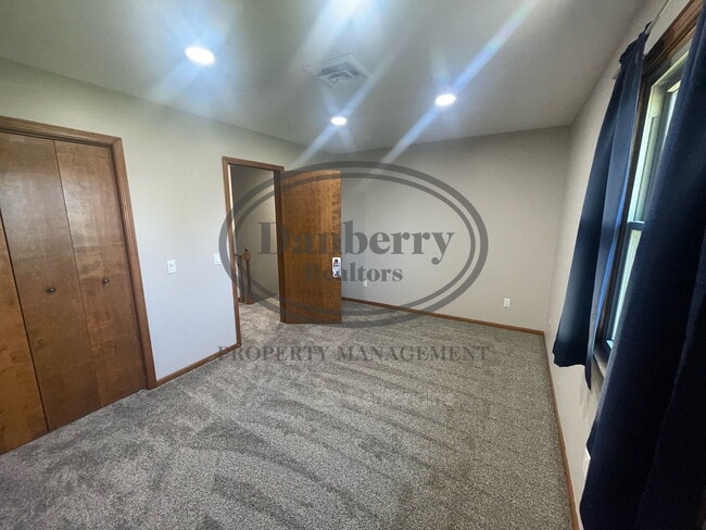 Building Photo - 3018 Gleneagle Dr