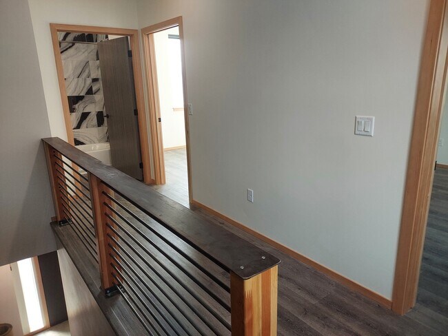 Building Photo - 608 E 7th Ave