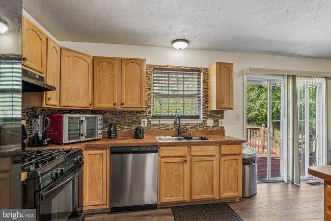 Building Photo - 7039 Heather Dr