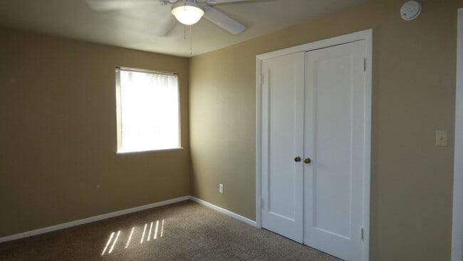 Building Photo - 2 bedroom 1 bathroom Home