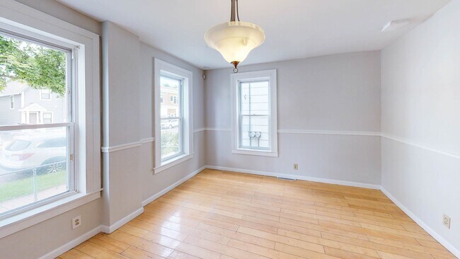 Building Photo - 3 Bedroom Single Family Home!