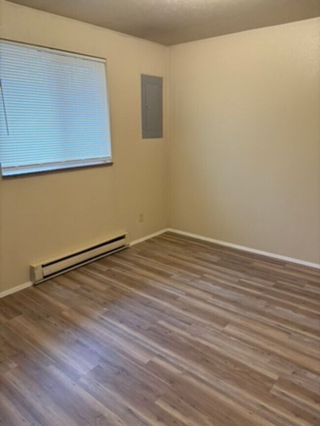 Building Photo - MP149 - 1014-1016 E Crown Ave