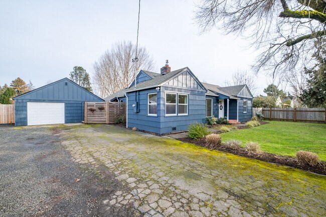 Building Photo - Charming 3-Bed 2 Bath Home with Spectacula...