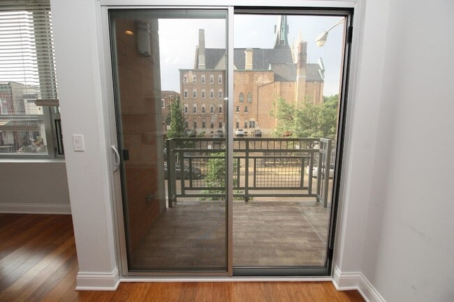 Building Photo - 1609 W Warren Blvd