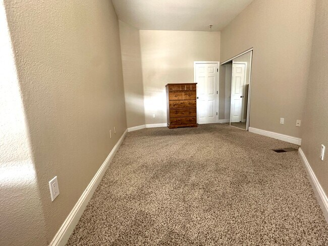 Building Photo - Gorgeous 4 Bed, 2 Bath in Shadow Lakes with SOLAR!