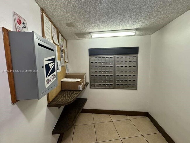 Building Photo - 3730 Inverrary Dr