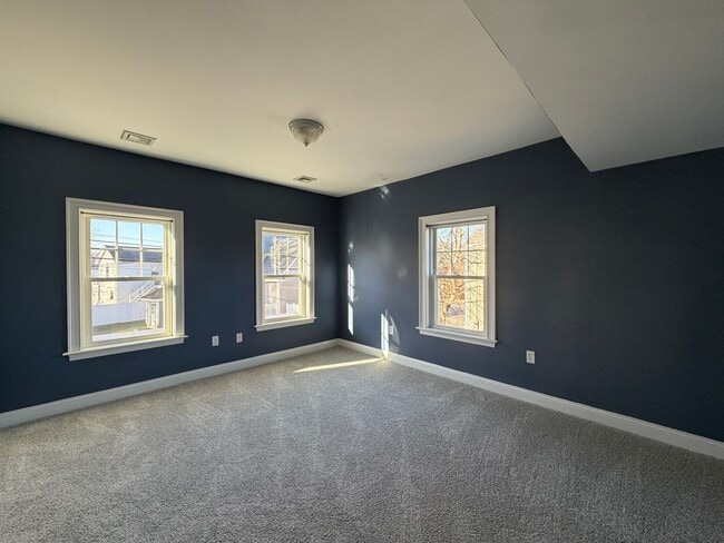 Building Photo - Move-In Ready Townhouse in North Billerica – Unbeatable Transit Access!