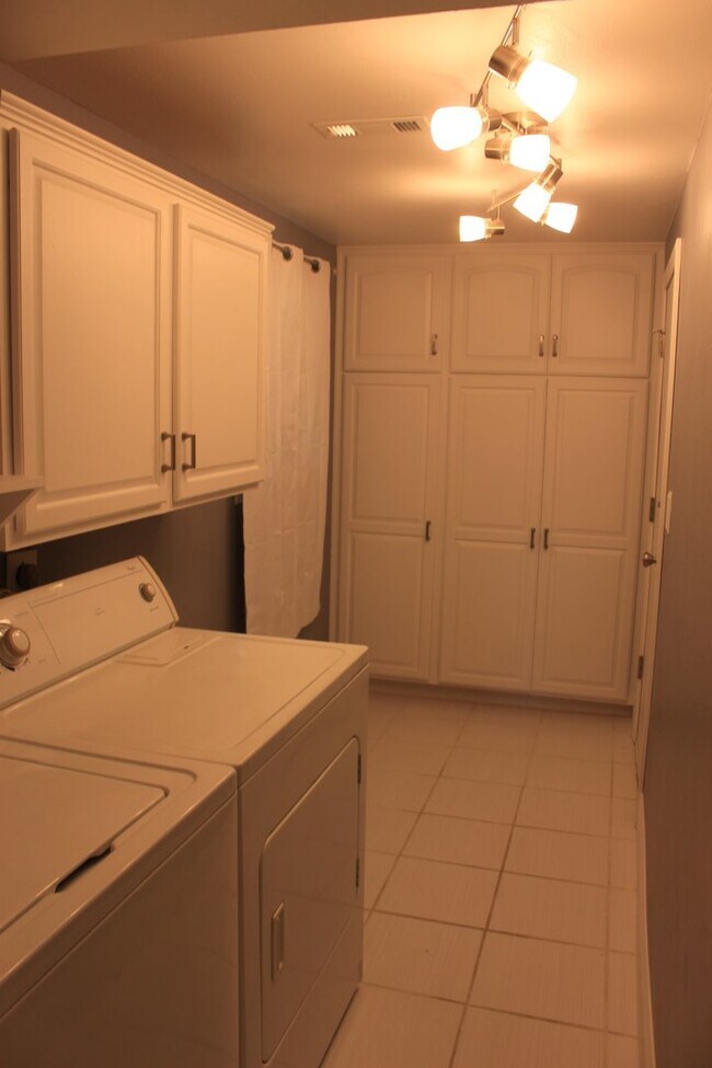 Building Photo - 2130 Crystal River Dr