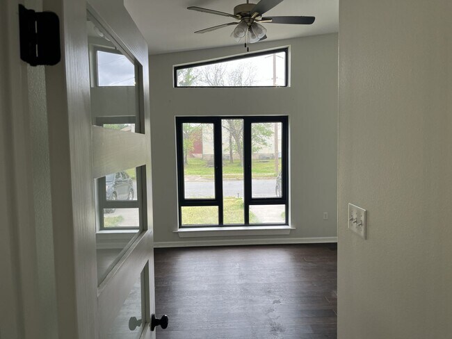 Building Photo - 606 E 23rd St