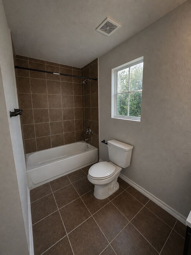 Building Photo - 5016 Flipper Dr