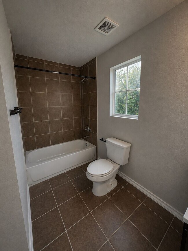 Building Photo - Beautifully Renovated Town-home - Near Medical Center
