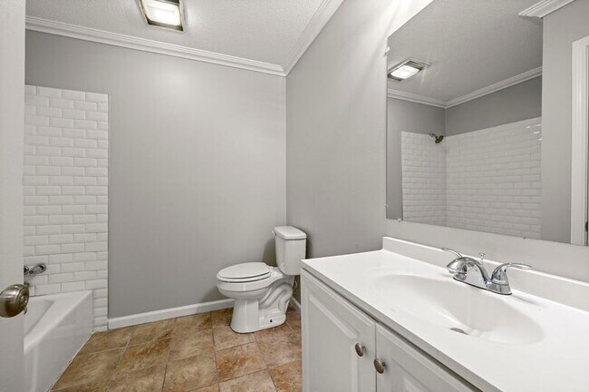 Building Photo - 9852 Hawthorne Dr