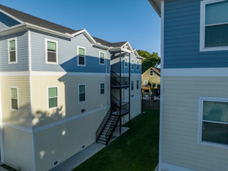 Building Photo - 144 W 5th St