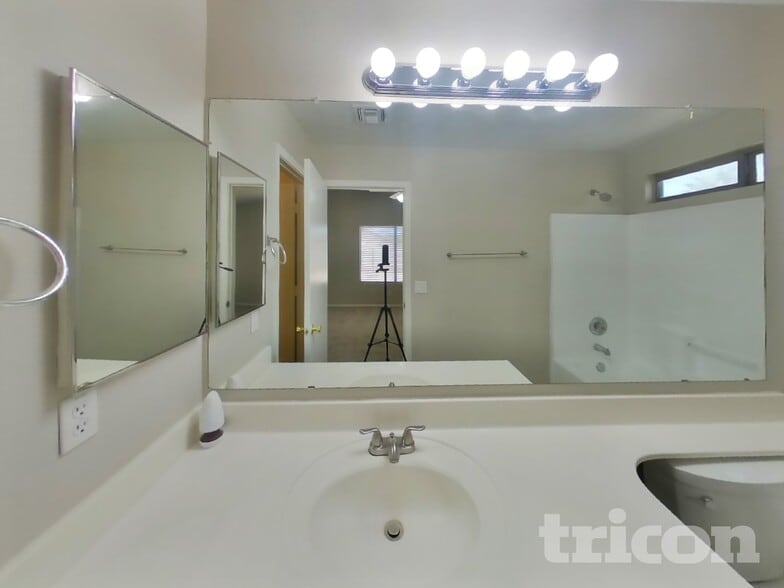 Building Photo - 2022 E Winston Dr