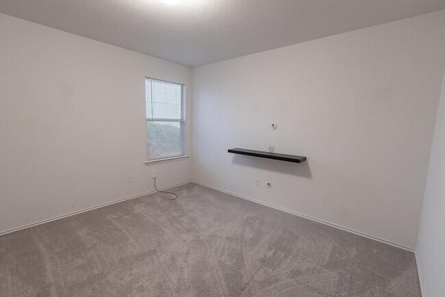 Building Photo - 210 Rinehardt St