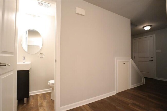 Building Photo - 604 Carriage Hill Dr