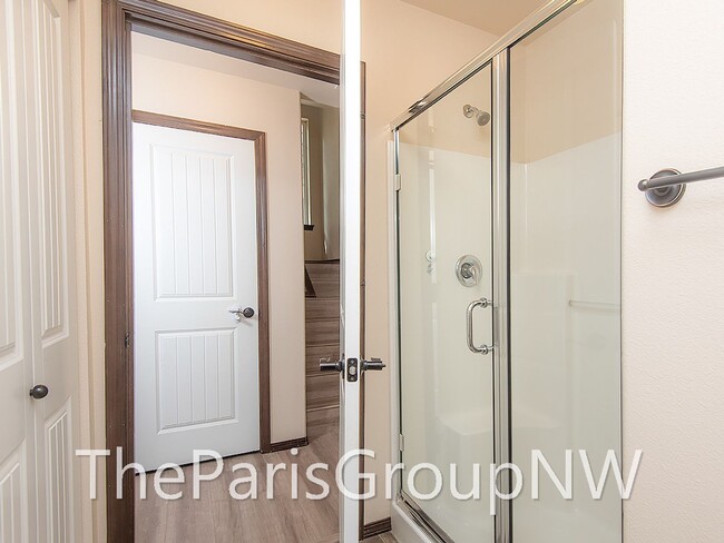 Building Photo - Super 2012 Shoreline Home – Upgrades, Wood Flrs, 3car Grg+++