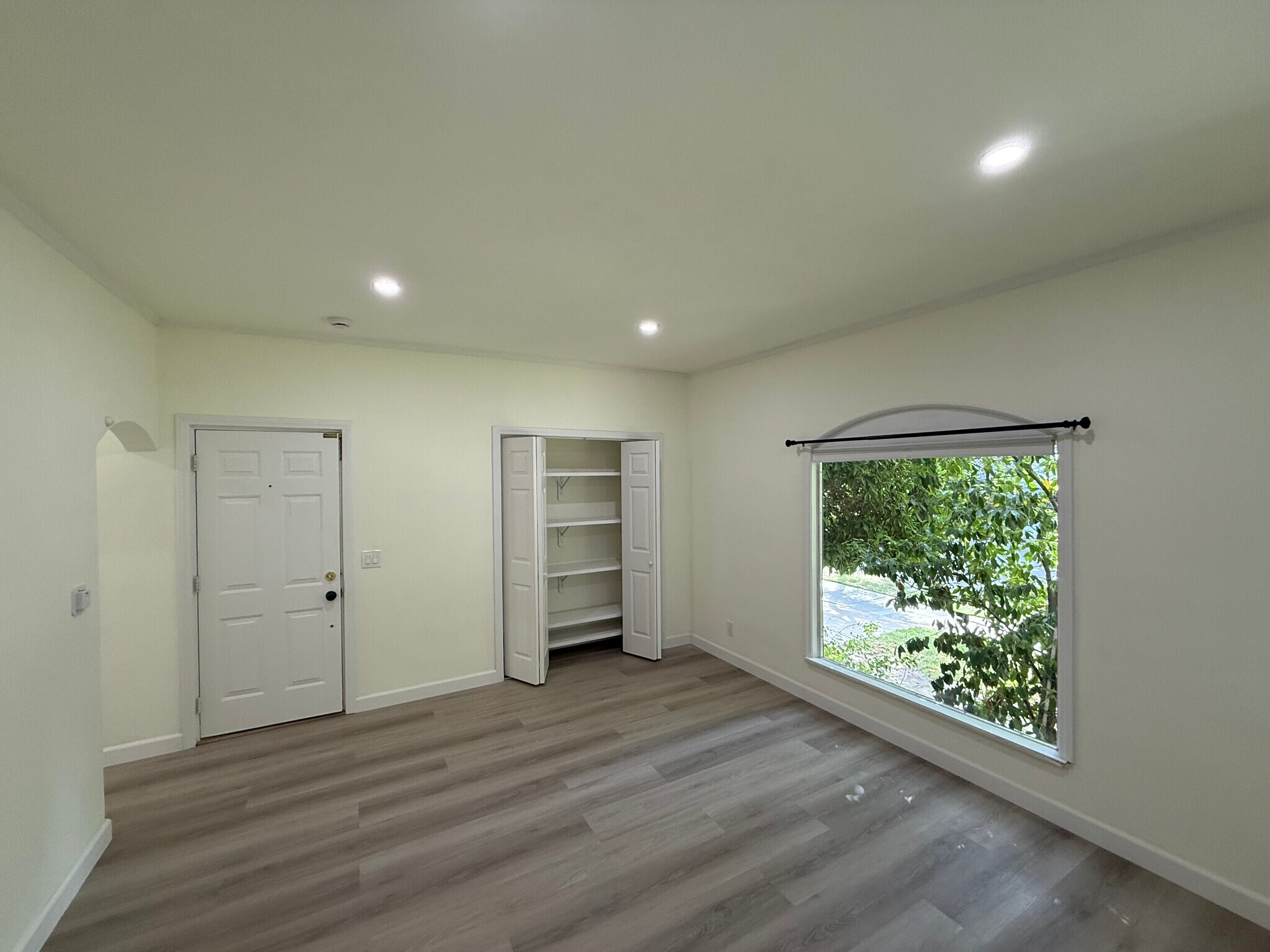 Building Photo - 208 N La Peer Dr