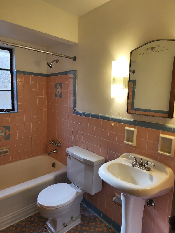 Building Photo - 3131 Mozart Ave