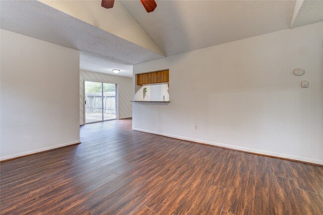 Building Photo - 212 Quaker Dr