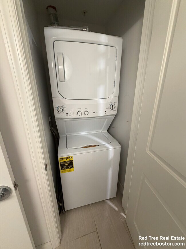 Building Photo - 10 Myrtle St