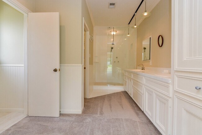 Building Photo - 1231 Creekford Cir
