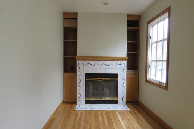 Building Photo - Elegant 4 bedroom House  with bonuses